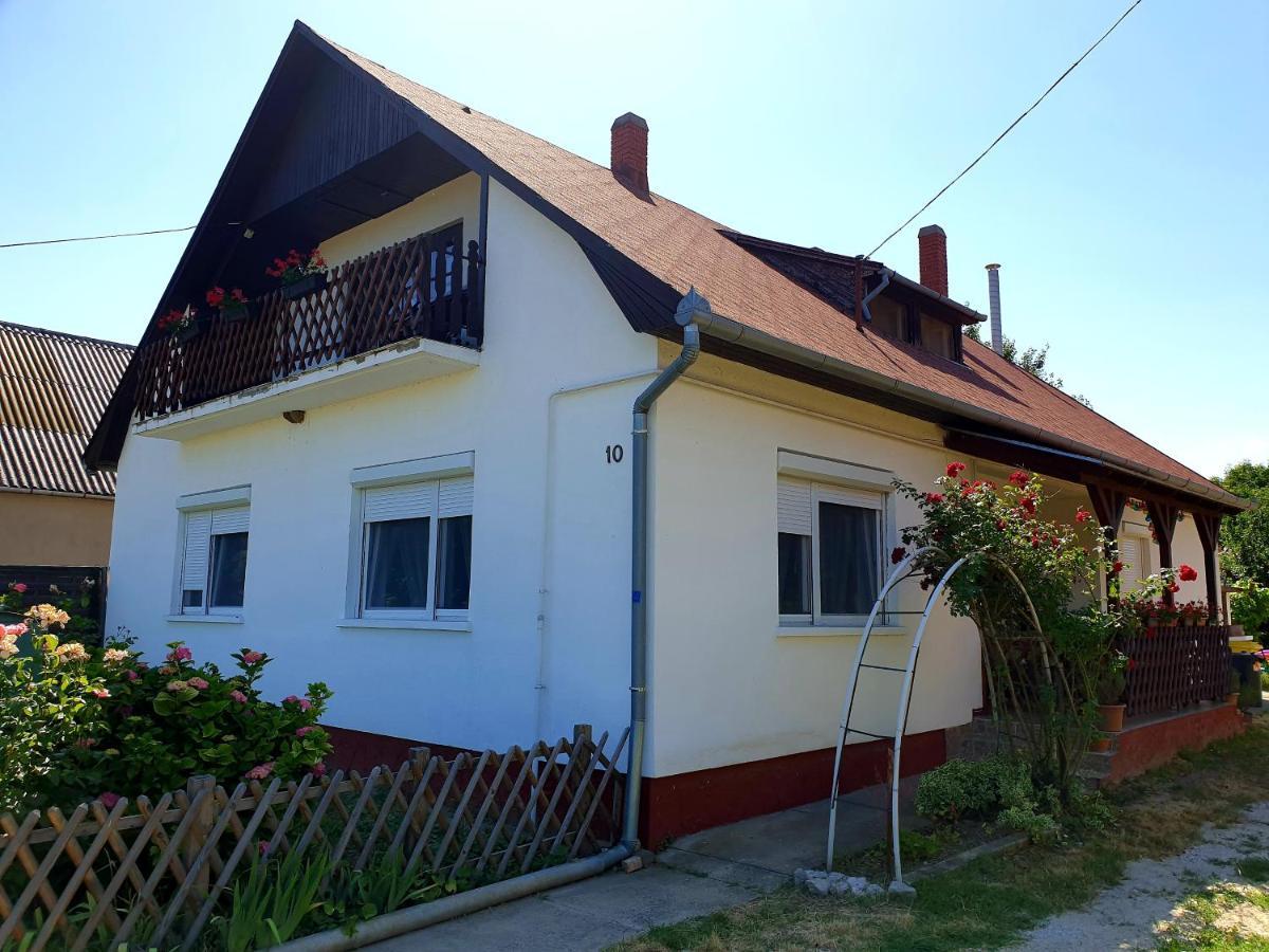 Sophie Apartment With Balcony Balatonbereny Exterior photo
